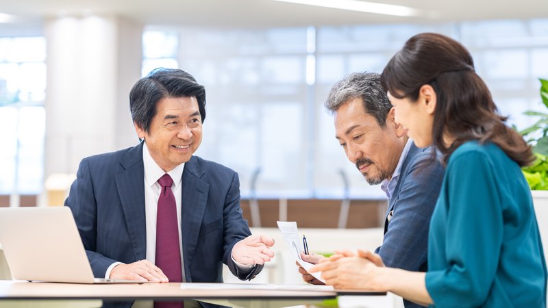 窓口で相談を受けている様子